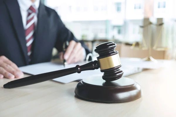 Close-up van hamer, mannelijke advocaat werkt met schalen van Justitie, b — Stockfoto