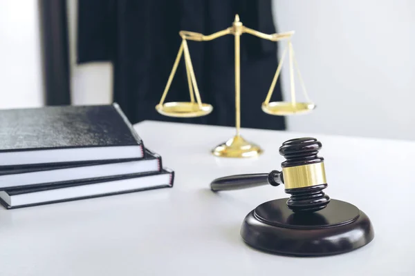 Адвокатский иск, книги законов, молоток и весы правосудия на w — стоковое фото