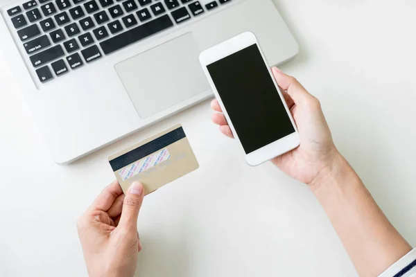Mutlu kadın akıllı telefon ve kredi kartı kullanarak kayıt ödemeleri — Stok fotoğraf