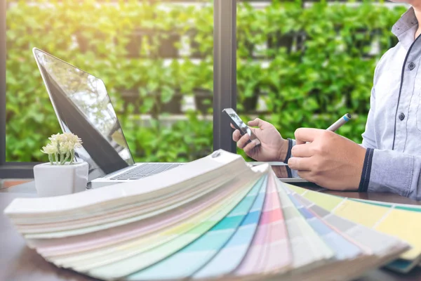 Yaratıcı yaratıcılık grafik tasarımcı grafik tablo ile çalışma