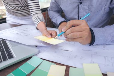 İki arkadaşları iç yaratıcı yaratıcılık grafik tasarımcı çalışma