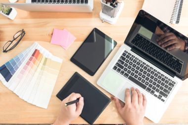 Mimari çizim çalışma araçları ile çalışan grafik tasarımcı 