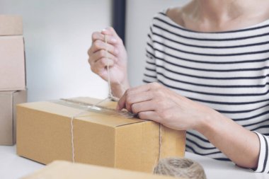 Internet online alışveriş kavramı, genç satıcı kadın p hazırlanıyor