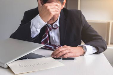 Hasta ve yorgun, işadamı sinirli hissediyor ve res için stres