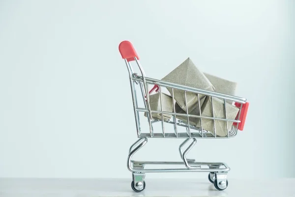 Concepto de comprar compras, carrito de compras rojo lleno de caja de regalos — Foto de Stock