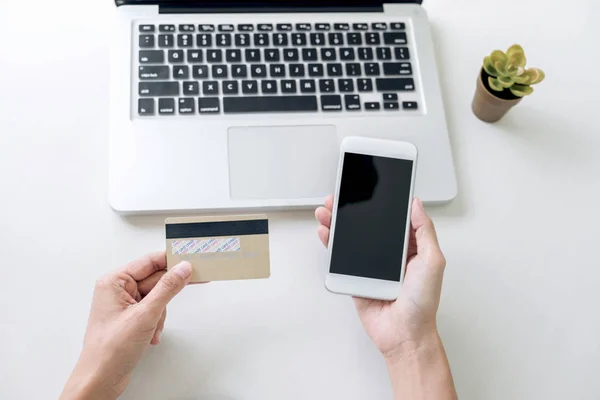 Mutlu kadın akıllı telefon ve kredi kartı kullanarak kayıt ödemeleri — Stok fotoğraf