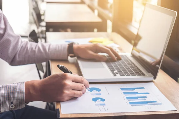 Eleganter Geschäftsmann, der in einem Café an seinem Laptop arbeitet, anal — Stockfoto