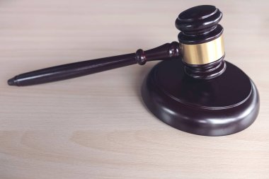 Tokmak bir mahkeme, hukuk çarpıcı ahşap masa üzerinde yakın bir