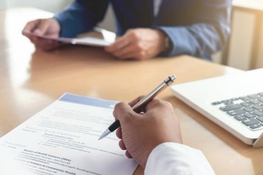 Bir iş görüşmesi ve businessma sırasında bir devam okuma icra