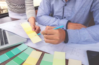 İki arkadaşları iç yaratıcı yaratıcılık grafik tasarımcı çalışma