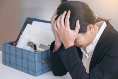 Onun tüm kişisel eşyalarını ve dosyalarıyla toparlanmaya görüntüleri 