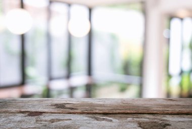 Seçili odak boş ahşap masa ve kahve dükkanı veya bl görüntü