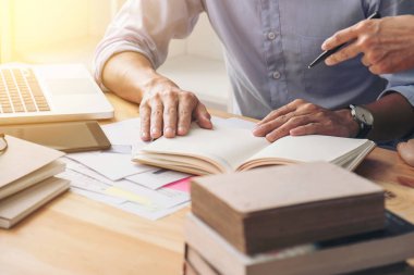 Öğretmen arkadaşlar, genç öğrenciler kampüs veya sınıf arkadaşları ile o Kitaplar