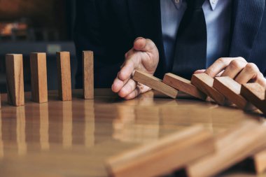 İşadamı el ahşap Domino ef durdurma düşen yakın çekim