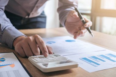 İş adamı veya muhasebeci mali yatırım calcu üzerinde çalışma