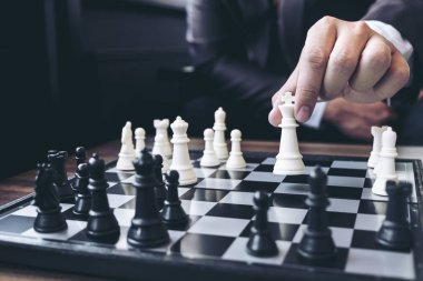 Satranç oynayan eller emin işadamı arkadaşları yakın çekim
