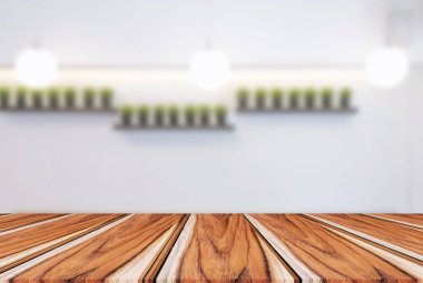 Seçili odak boş ahşap masa ve kahve dükkanı veya bl görüntü