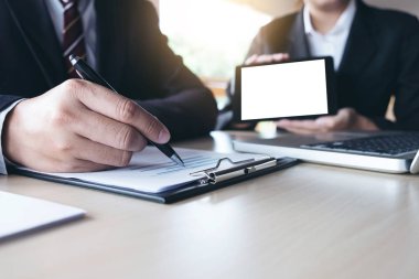 Takım çalışması iş iki arkadaşları analizi ile finansal veriler