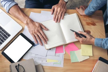 Öğretmen arkadaşlar, genç öğrenciler kampüs veya sınıf arkadaşları ile o Kitaplar