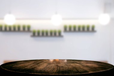 Seçili odak boş ahşap masa ve kahve dükkanı veya bl görüntü