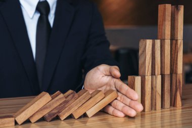 İşadamı el ahşap Domino ef durdurma düşen yakın çekim