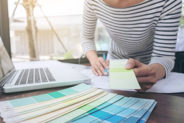 Creatividad creativa diseñador gráfico trabajando con la tabla de gráficos — Foto de Stock