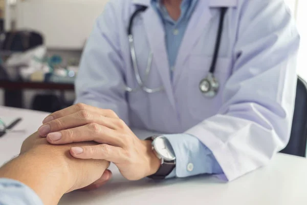 Primo piano del medico toccare la mano del paziente per incoraggiamento e e — Foto Stock