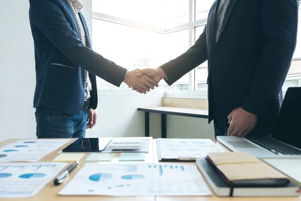 Dois homens de negócios apertando as mãos durante uma reunião para assinar acordos — Fotografia de Stock