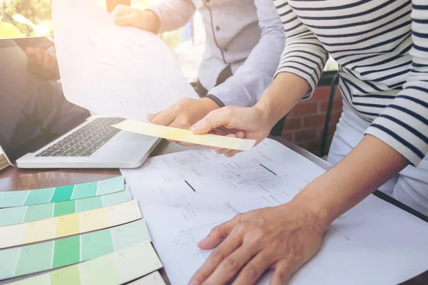 İki arkadaşları iç yaratıcı yaratıcılık grafik tasarımcı çalışma