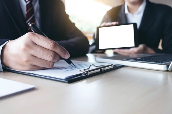 Lavoro di squadra di affari due analisi di colleghi con dati finanziari — Foto Stock