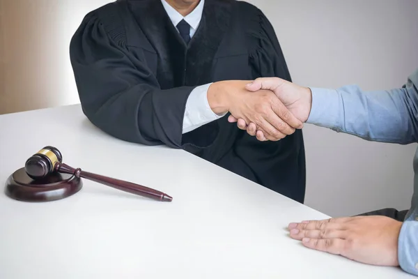 Foto tangan, pengacara laki-laki atau hakim dan klien berjabat tangan — Stok Foto