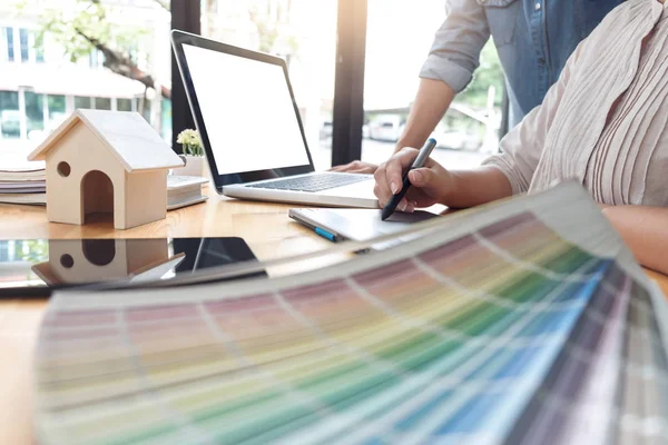 Jóvenes colegas diseñadores trabajando juntos en un proyecto creativo —  Fotos de Stock