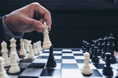 Satranç oynayan eller emin işadamı arkadaşları yakın çekim