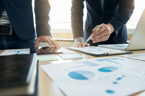 Zakelijke teambijeenkomst aanwezig. secretaris presentatie nieuw idee een — Stockfoto