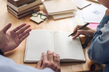 Öğretmen arkadaşlar, genç öğrenciler kampüs veya sınıf arkadaşları ile o Kitaplar