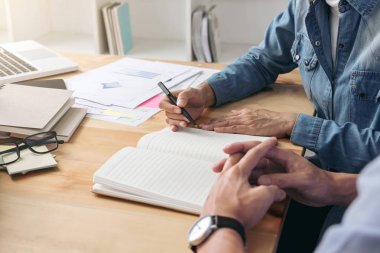 Öğretmen arkadaşlar, genç öğrenciler kampüs veya sınıf arkadaşları ile o Kitaplar