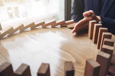 İşadamı el ahşap Domino ef durdurma düşen yakın çekim