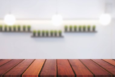 Seçili odak boş ahşap masa ve kahve dükkanı veya bl görüntü