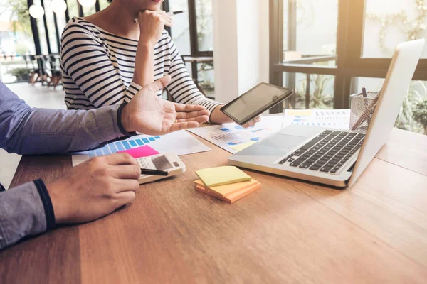 Dos hombres de negocios en el trabajo, equipo de negocios trabajando con nueva startup — Foto de Stock