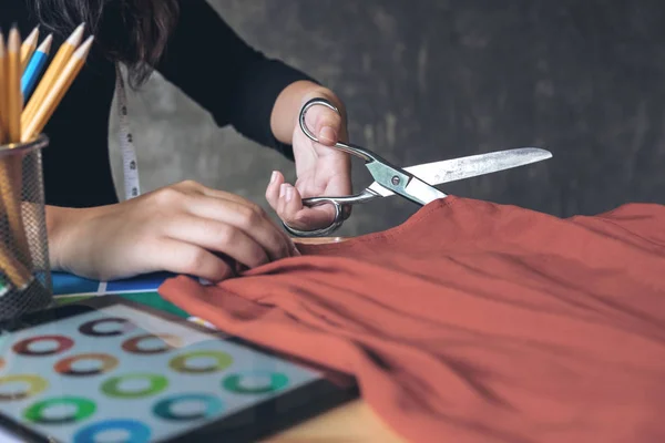 Primer plano de las manos, mujer joven modista o diseñador que trabaja como — Foto de Stock