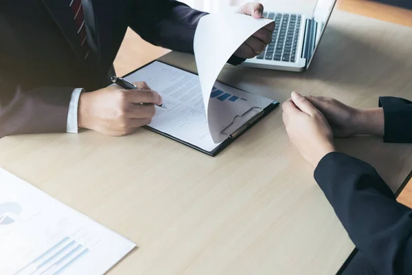 Sollicitatiegesprek, jonge aantrekkelijke leidinggevenden man leest haar resum — Stockfoto