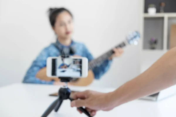 Social media learning concept, relaxing and playing guitar, Youn — Stock Photo, Image