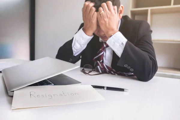 Sich krank und müde fühlen, Geschäftsleute frustriert und Stress zu res — Stockfoto