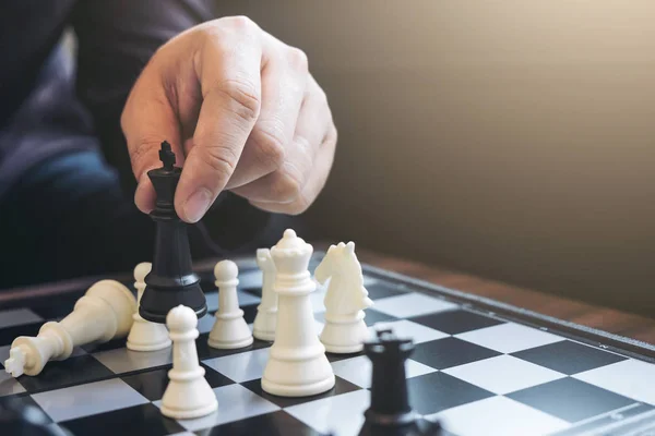 Close up de mãos confiantes colegas de negócios jogando xadrez — Fotografia de Stock