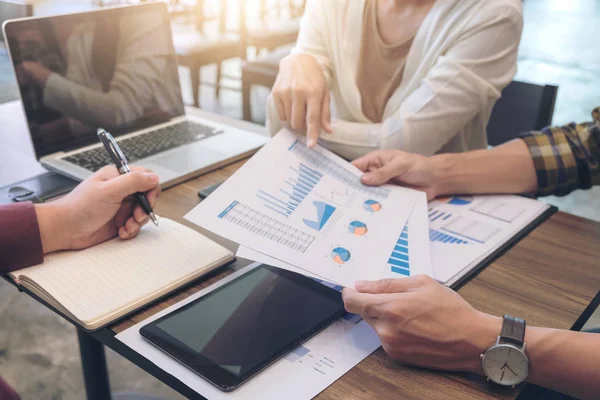 Başlangıç iş adamları toplantı, genç yaratıcı iş arkadaşlarınızla grup 