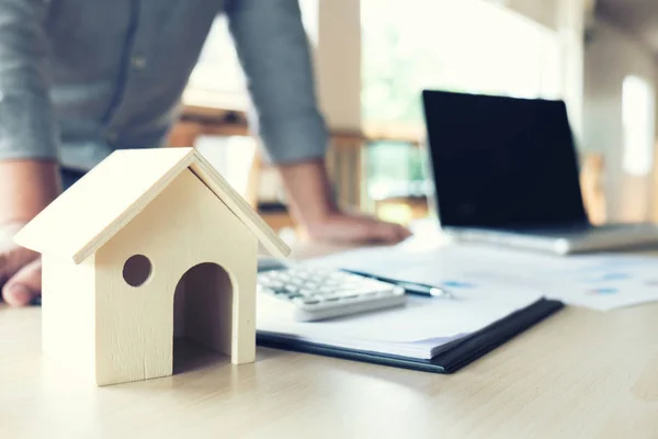 Geschäftsmann auf der Suche nach einer Hausversicherungspolice auf Eigenheimdarlehen unterzeichnen — Stockfoto