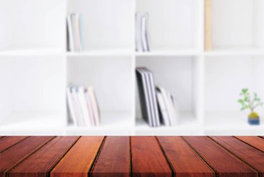 Seçilen odak boş eski ahşap masa ve