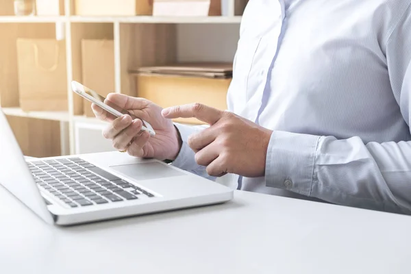 Homem felicidade usando telefone inteligente registrar pagamentos online shoppin — Fotografia de Stock