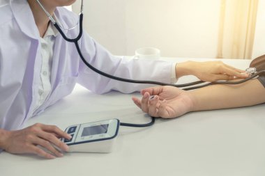 Ölçme varlık yetkili özenli doktor tansiyon Pat