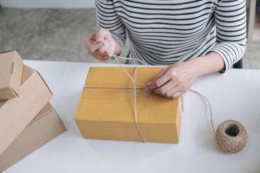 Internet online alışveriş kavramı, genç satıcı kadın p hazırlanıyor
